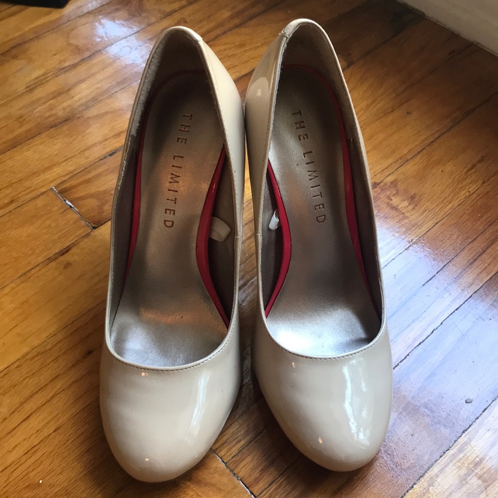 Beige patent leather pumps / heels : size 7